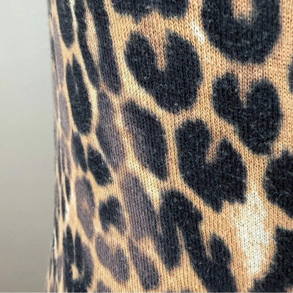 Express 100% Cotton Leopard Print V-Neck Sweater Cheetah Knit Long-Sleeve M EUC